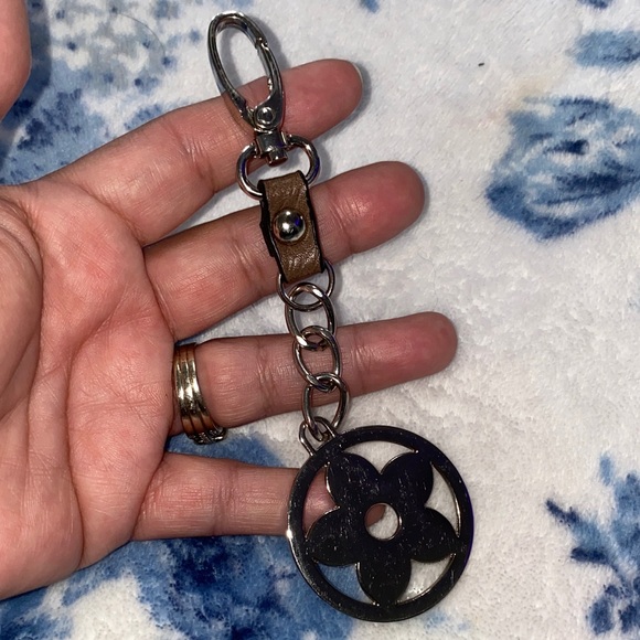 Silver Floral with Leather Keychain - Picture 3 of 3